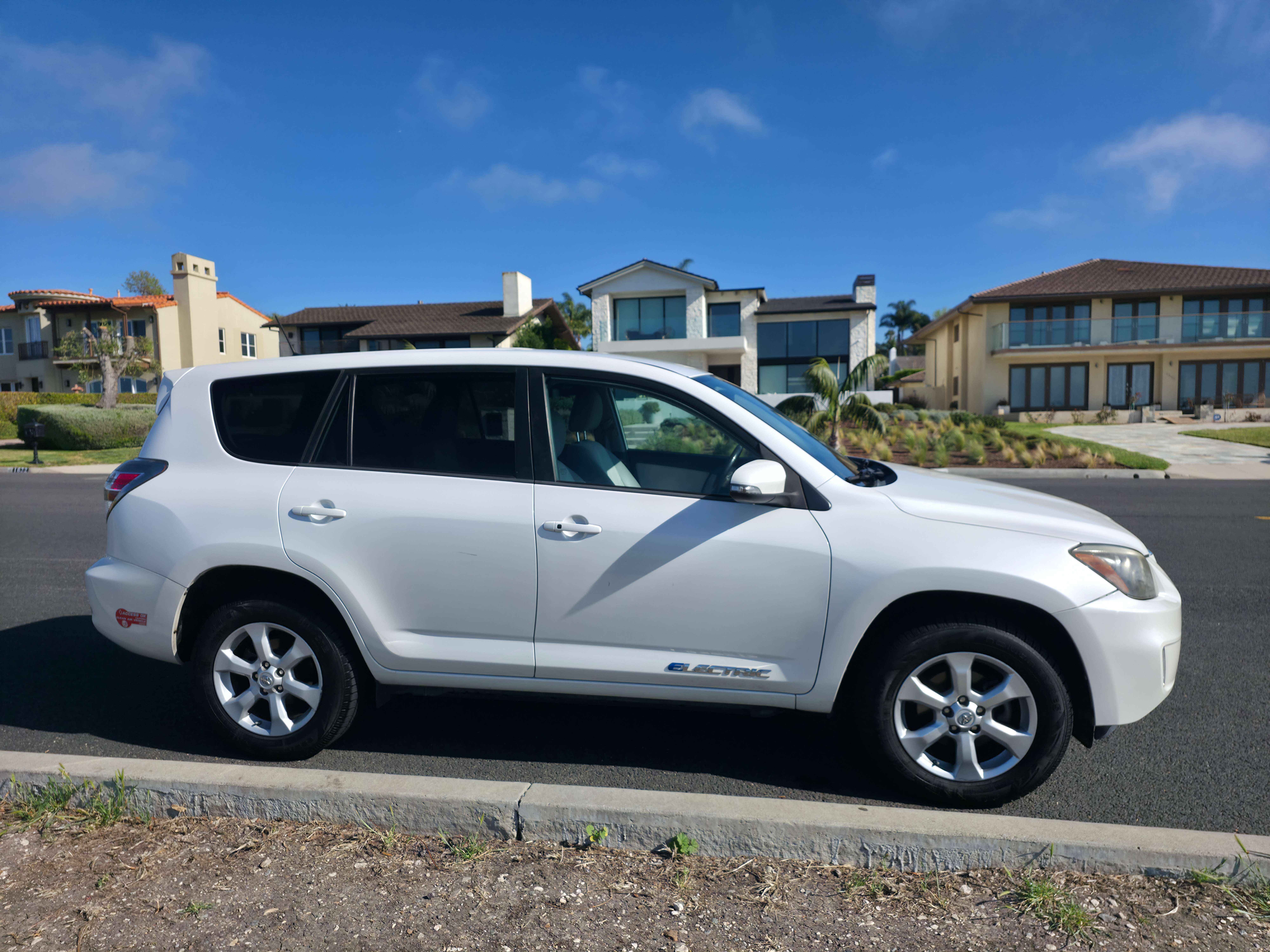 Used 2013 Toyota RAV4 EV FWD image 4