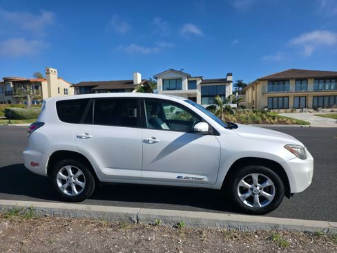 Used 2013 Toyota RAV4 EV image 4