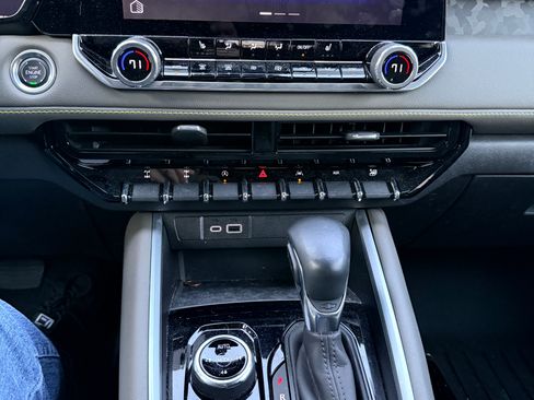 Used 2024 Chevrolet Colorado ZR2 w/ Safety Package image 20