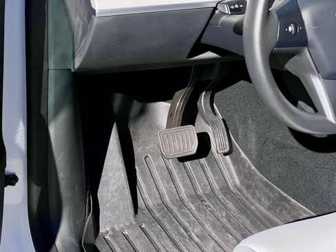 Used 2022 Tesla Model Y Long Range image 8