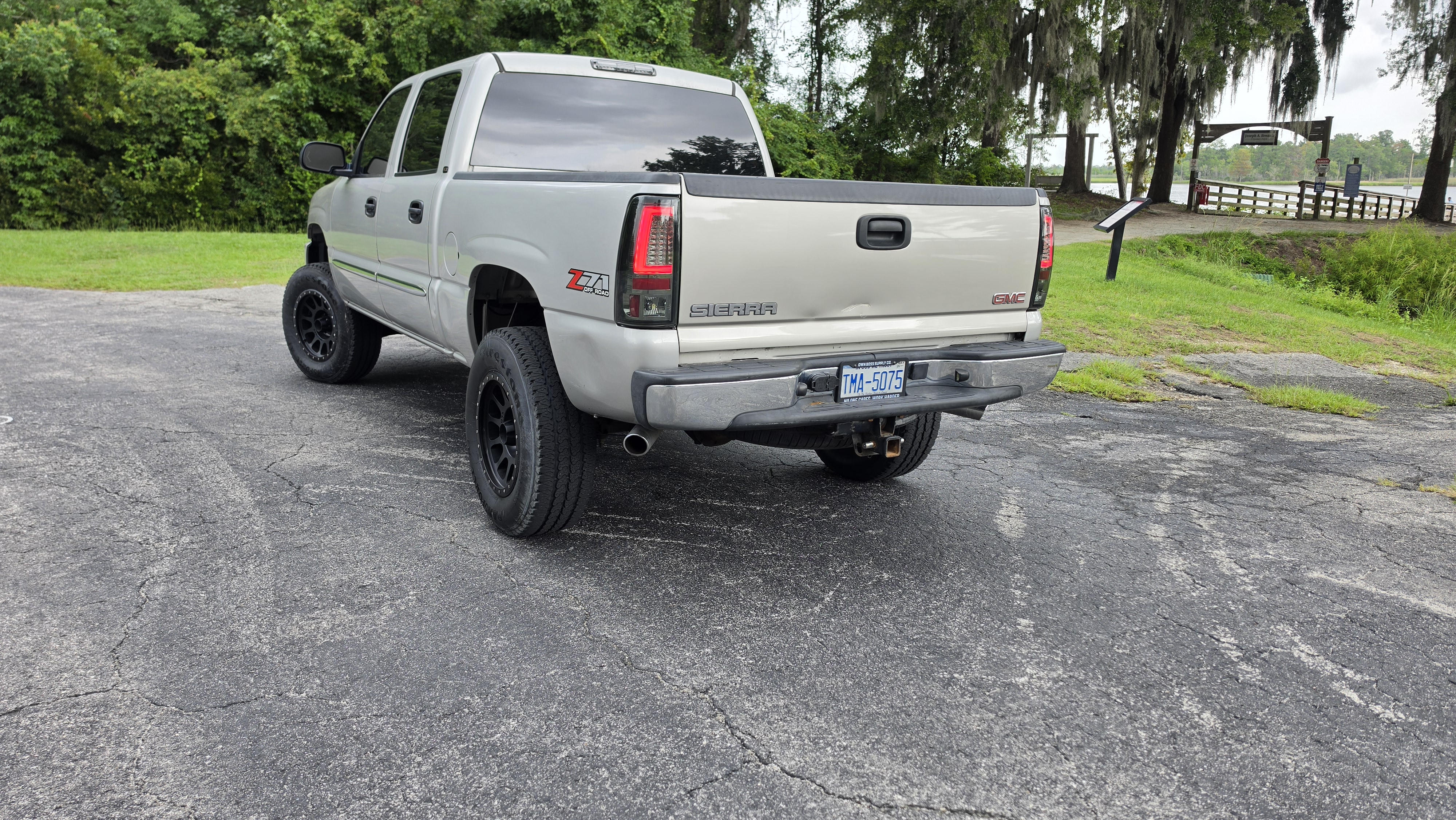 Used 2007 GMC Sierra 1500 SLT w/ Onstar Plus Package AWD/4WD image 6