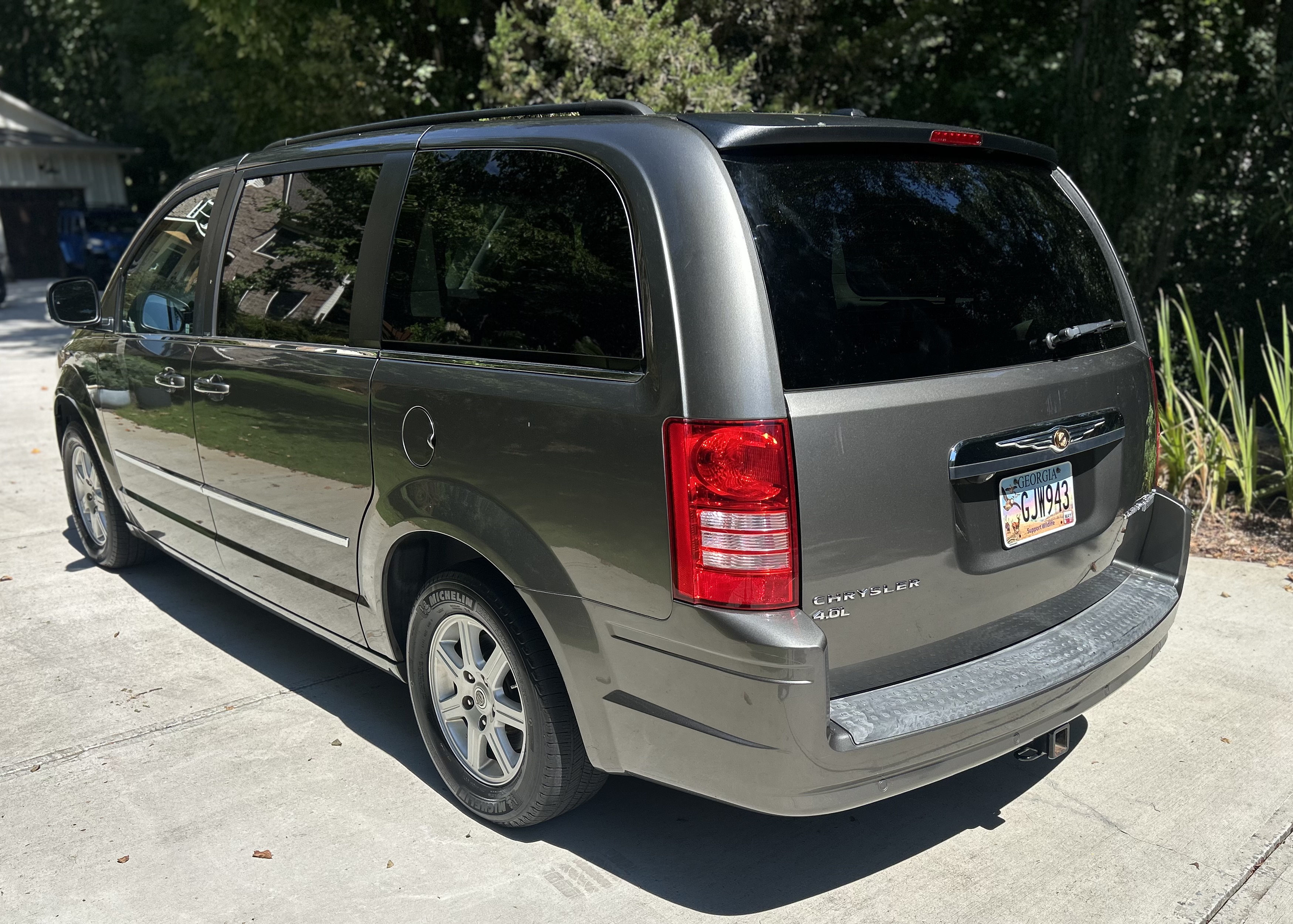 Used 2010 Chrysler Town & Country Touring Plus w/ Safetytec Group FWD image 11