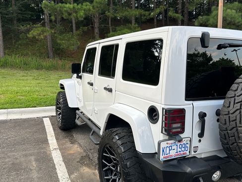 Used 2017 Jeep Wrangler Unlimited Sahara w/ Connectivity Group image 13