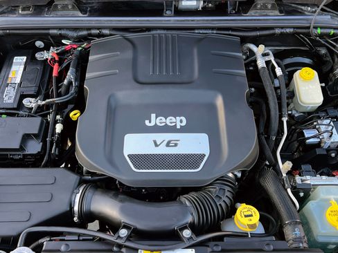 Used 2016 Jeep Wrangler Sahara w/ Connectivity Group AWD/4WD image 20