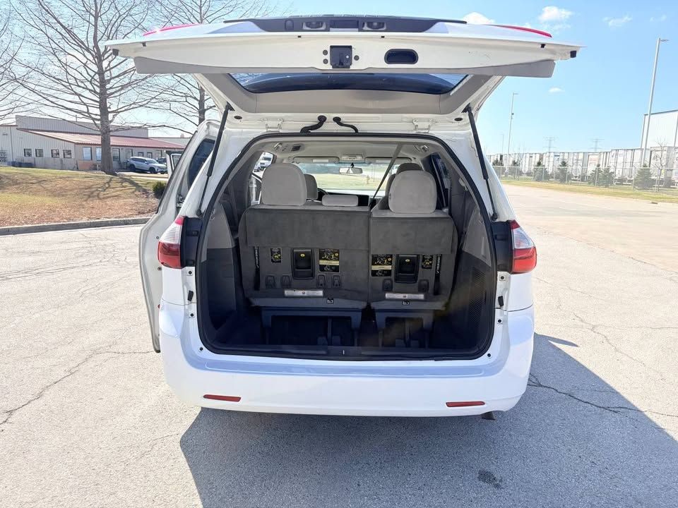 Used 2017 Toyota Sienna L FWD image 9
