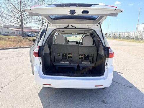 Used 2017 Toyota Sienna L image 9