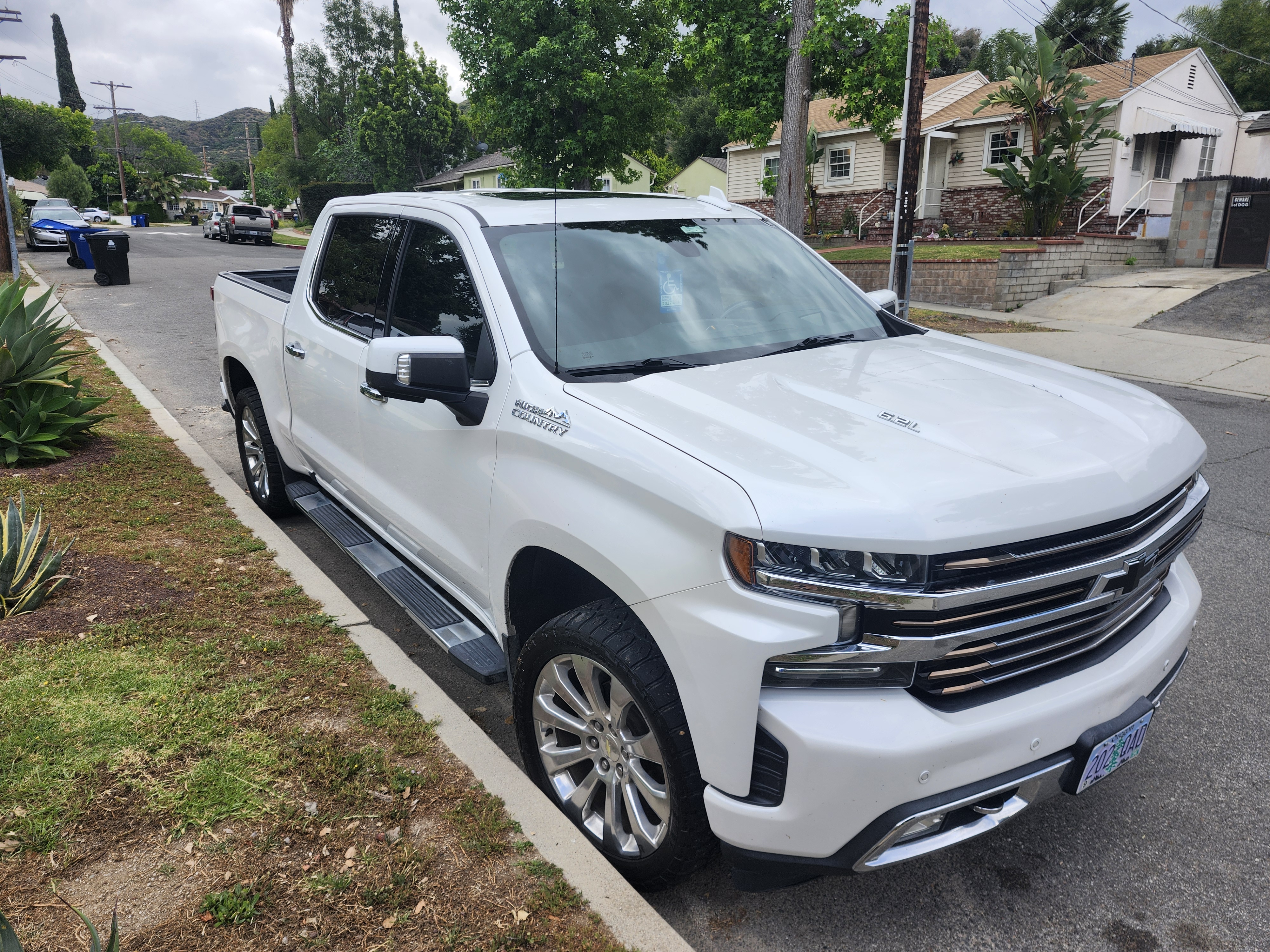 Used 2019 Chevrolet Silverado 1500 High Country w/ Technology Package AWD/4WD image 6