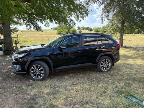 Used 2019 Toyota RAV4 XLE Premium FWD image 1