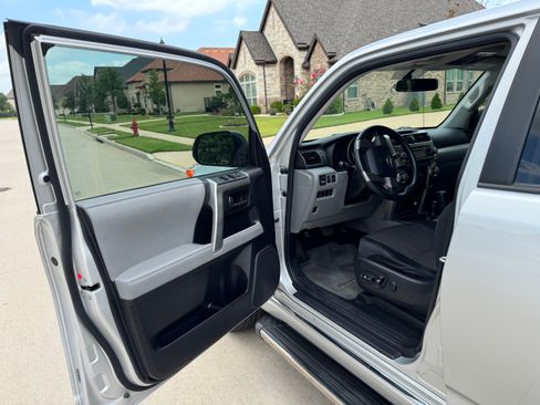 Used 2011 Toyota 4Runner SR5 AWD/4WD image 11