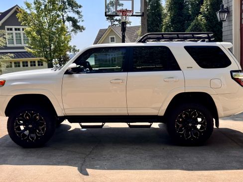 Used 2018 Toyota 4Runner SR5 AWD/4WD image 5