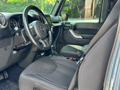 Used 2015 Jeep Wrangler Unlimited Sahara w/ Connectivity Group AWD/4WD image 13