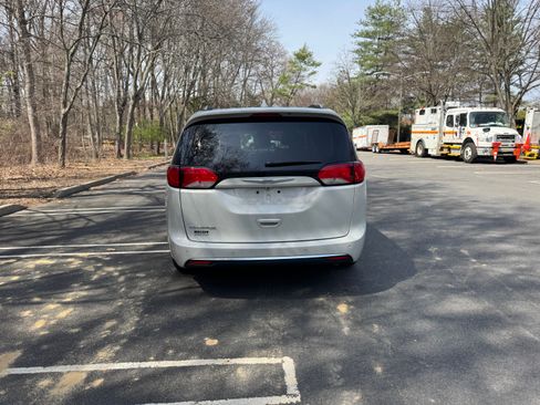 Used 2017 Chrysler Pacifica Touring-L Plus w/ Advanced Safetytec Group image 6