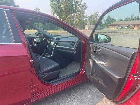 Used 2015 Toyota Camry SE FWD image 11