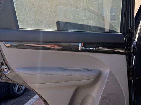 Used 2013 Kia Sorento LX w/ Convenience Pkg image 9