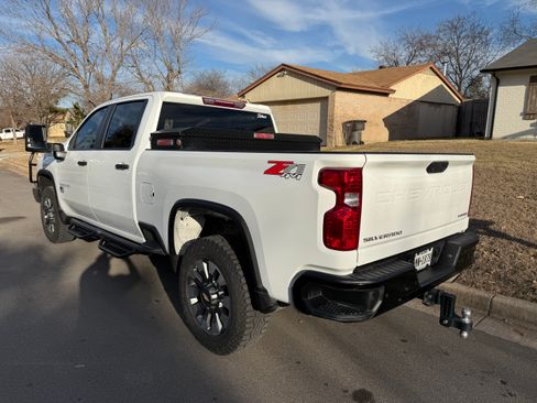 Used 2024 Chevrolet Silverado 2500 Custom w/ Custom Value Package image 4