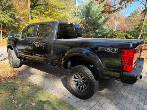 Used 2022 Ford F250 Lariat w/ Black Appearance Package image 4