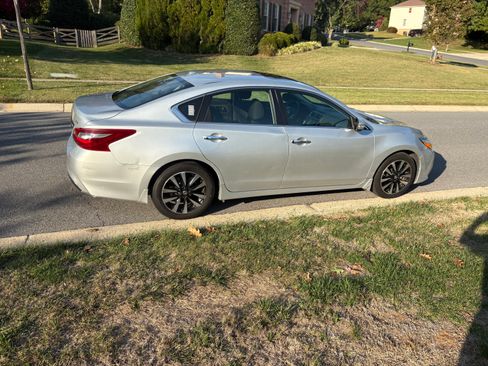 Used 2018 Nissan Altima 2.5 SV w/ 2.5 SV Technology Package image 2