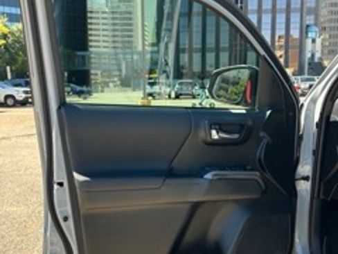 Used 2019 Toyota Tacoma TRD Off-Road image 9