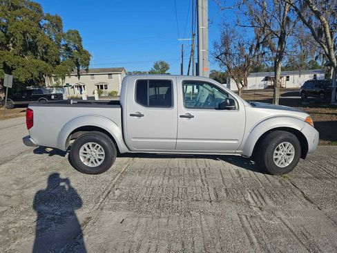 Used 2018 Nissan Frontier SV image 2