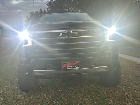 Used 2023 Chevrolet Silverado 1500 High Country w/ Technology Package image 4