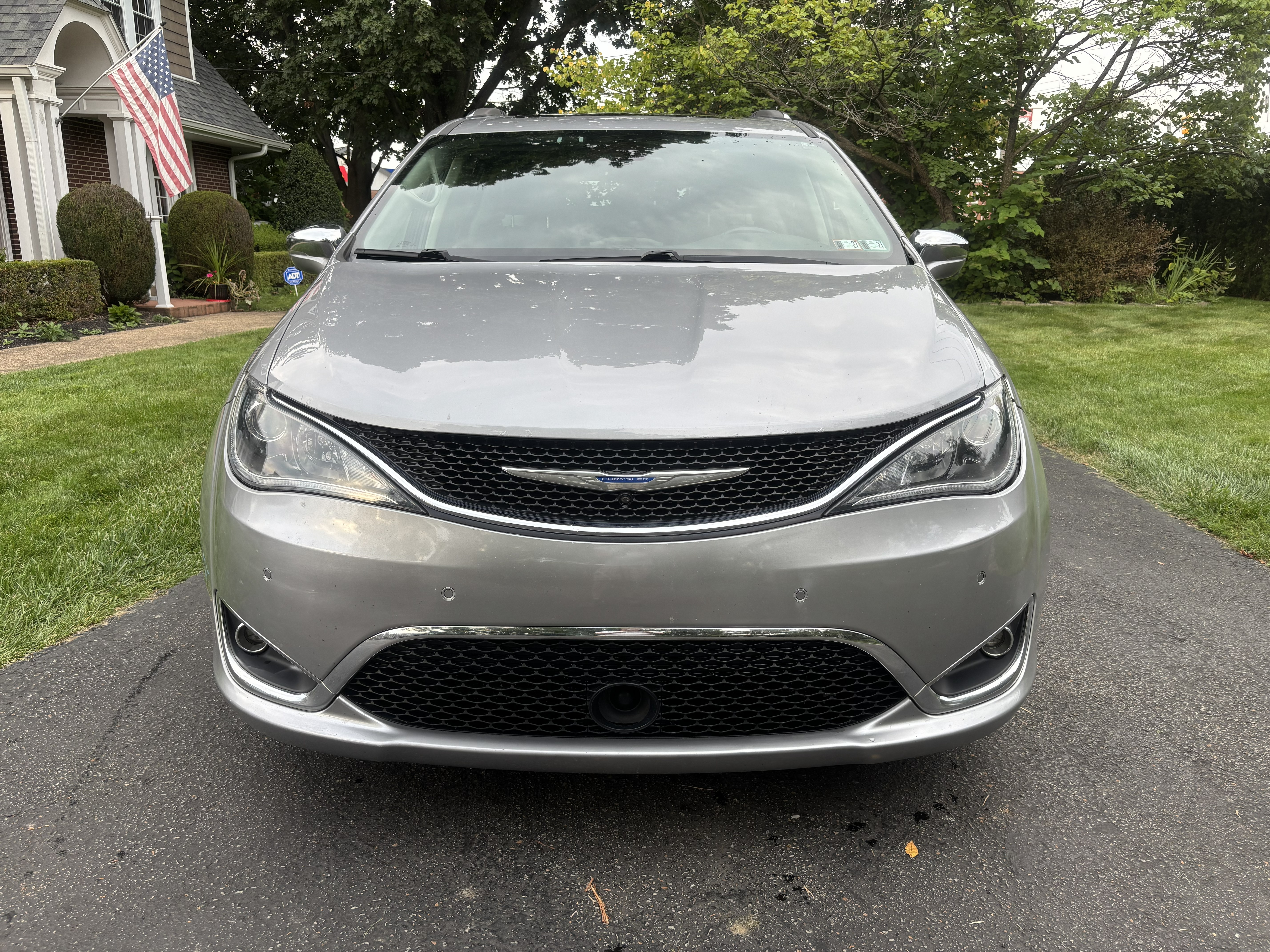 Used 2018 Chrysler Pacifica Limited w/ Advanced Safetytec Group FWD image 1