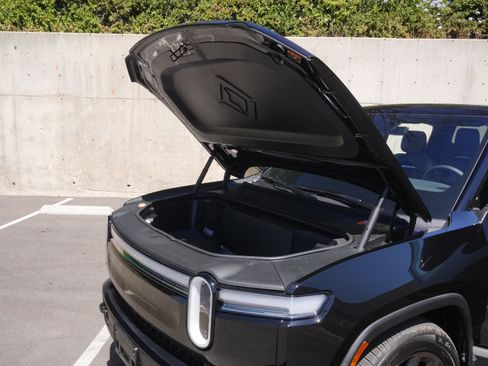 Used 2026 Rivian R1T Premium image 12