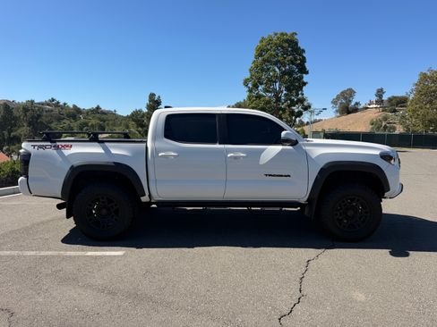 Used 2021 Toyota Tacoma TRD Off-Road w/ Technology Package AWD/4WD image 4