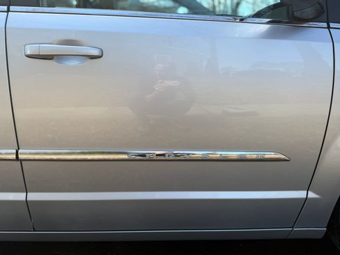 Used 2011 Chrysler Town & Country Touring-L w/ Entertainment Group #2 FWD image 12