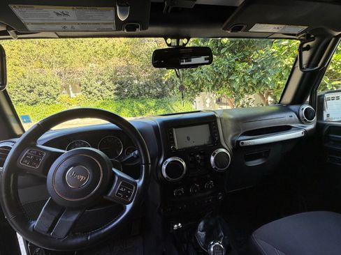 Used 2016 Jeep Wrangler Unlimited Sahara w/ Dual Top Group AWD/4WD image 9