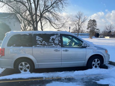 Used 2012 Dodge Grand Caravan SXT w/ UConnect Hands-Free Group image 4