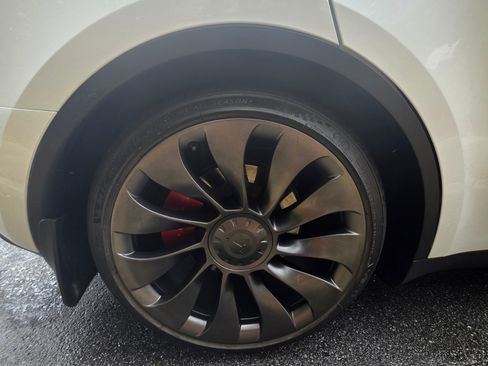 Used 2023 Tesla Model Y Performance image 12