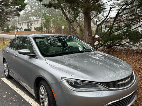 Used 2015 Chrysler 200 Limited w/ Convenience Group image 2