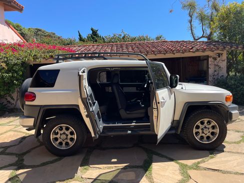 Used 2013 Toyota FJ Cruiser Sport Utility 2D w/ Upgrade Pkg image 16