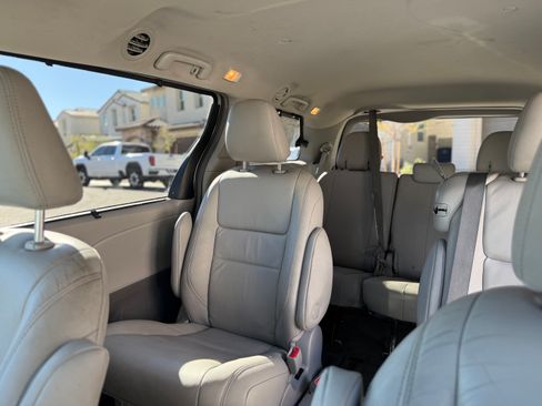 Used 2016 Toyota Sienna XLE image 7