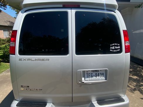 Used 2022 Chevrolet Express 2500 Extended image 6