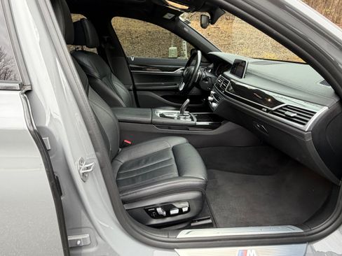 Used 2019 BMW 740i w/ M Sport Package image 9