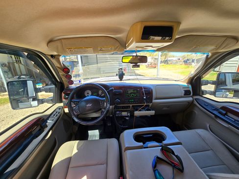 Used 2006 Ford F550 176 W.B. 4D image 13