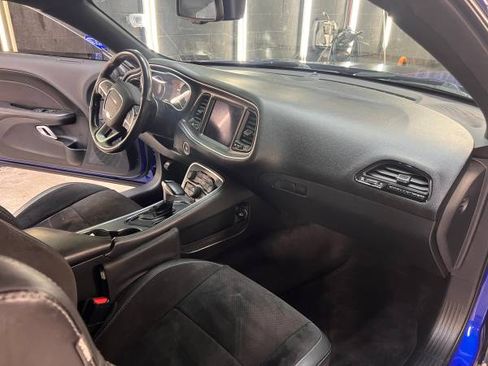 Used 2018 Dodge Challenger R/T Scat Pack w/ Leather Interior Group RWD image 9