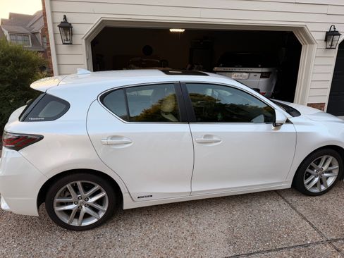 Used 2015 Lexus CT 200h w/ Navigation Package FWD image 5