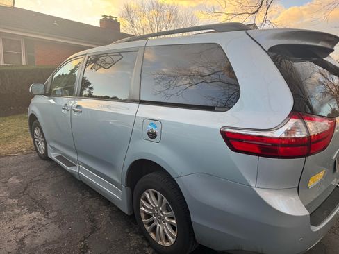 Used 2016 Toyota Sienna XLE image 1