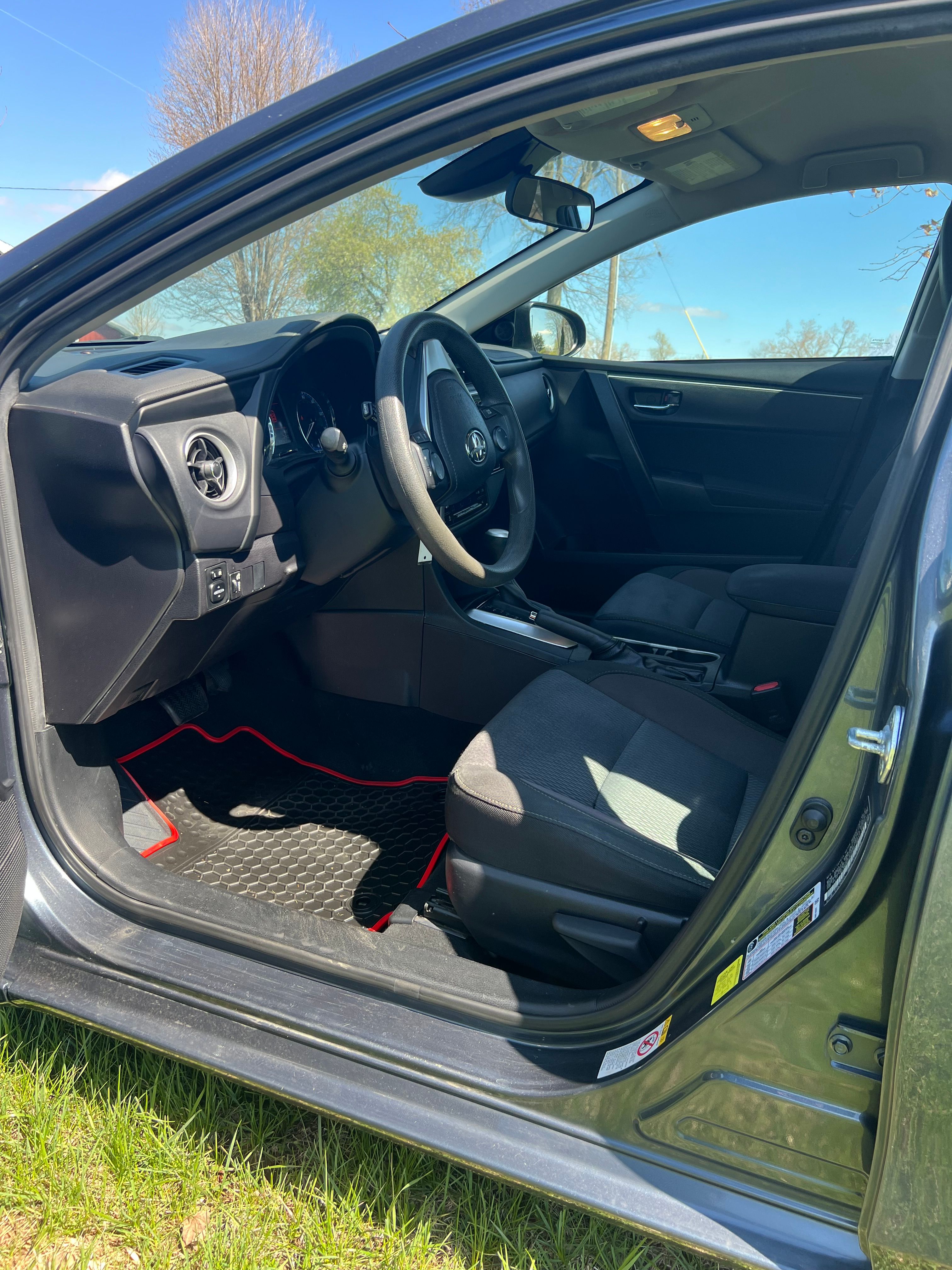 Used 2017 Toyota Corolla LE w/ Carpet Mat Package (TMS) FWD image 9
