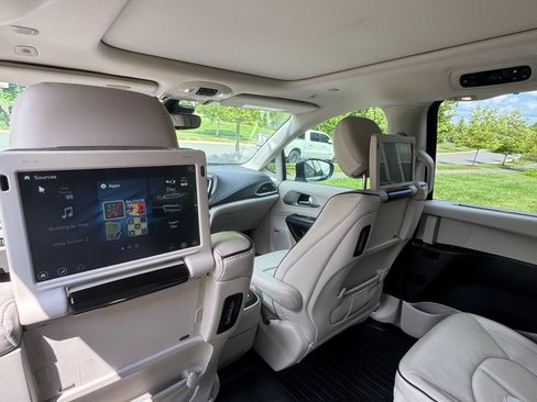 Used 2018 Chrysler Pacifica Limited w/ Advanced Safetytec Group FWD image 5
