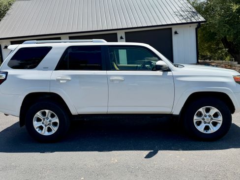 Used 2014 Toyota 4Runner SR5 AWD/4WD image 5