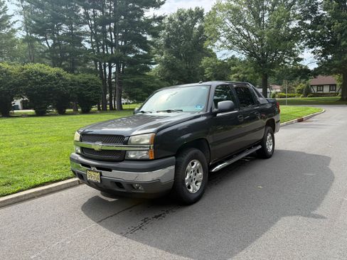 Used 2005 Chevrolet Avalanche Z71 w/ Preferred Equipment Group AWD/4WD image 2