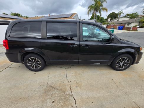 Used 2019 Dodge Grand Caravan SE image 4