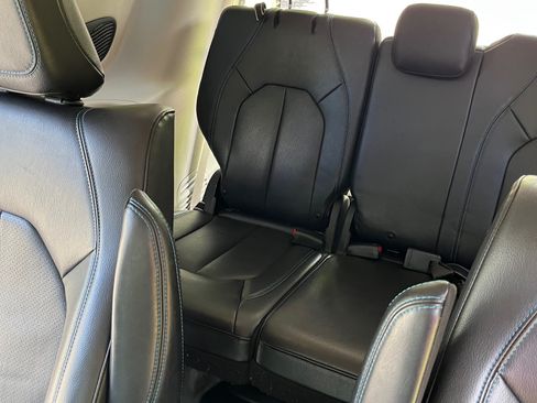 Used 2021 Chrysler Pacifica Touring-L image 10