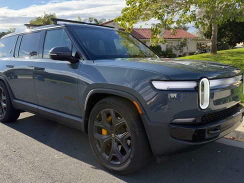 Used 2025 Rivian R1S Premium image 1
