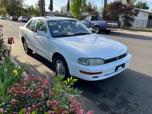 Used 1993 Toyota Camry XLE image 2