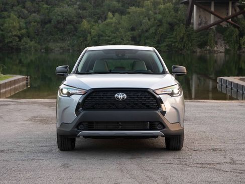 Used 2022 Toyota Corolla Cross L image 2