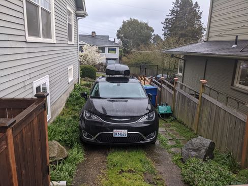 Used 2020 Chrysler Pacifica Touring-L image 2